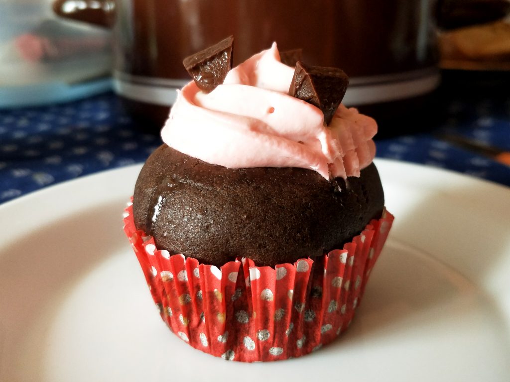 kakaový muffin s růžovou čepicí
