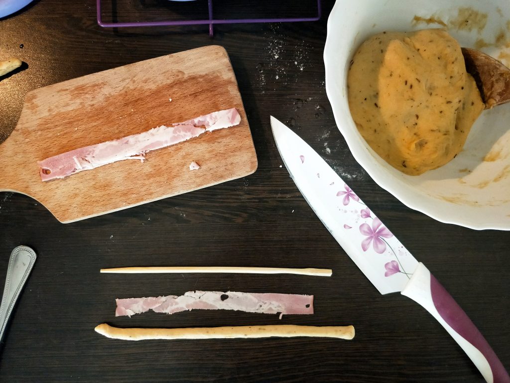 Příprava na chlebík na špejli. Krájení plátků slaniny