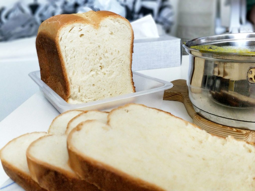 Domácí toustový chleba jako příloha k polévce