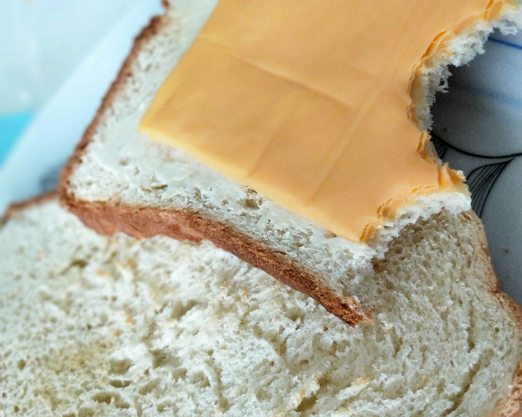 Domácí toustový chleba s plátkem sýra