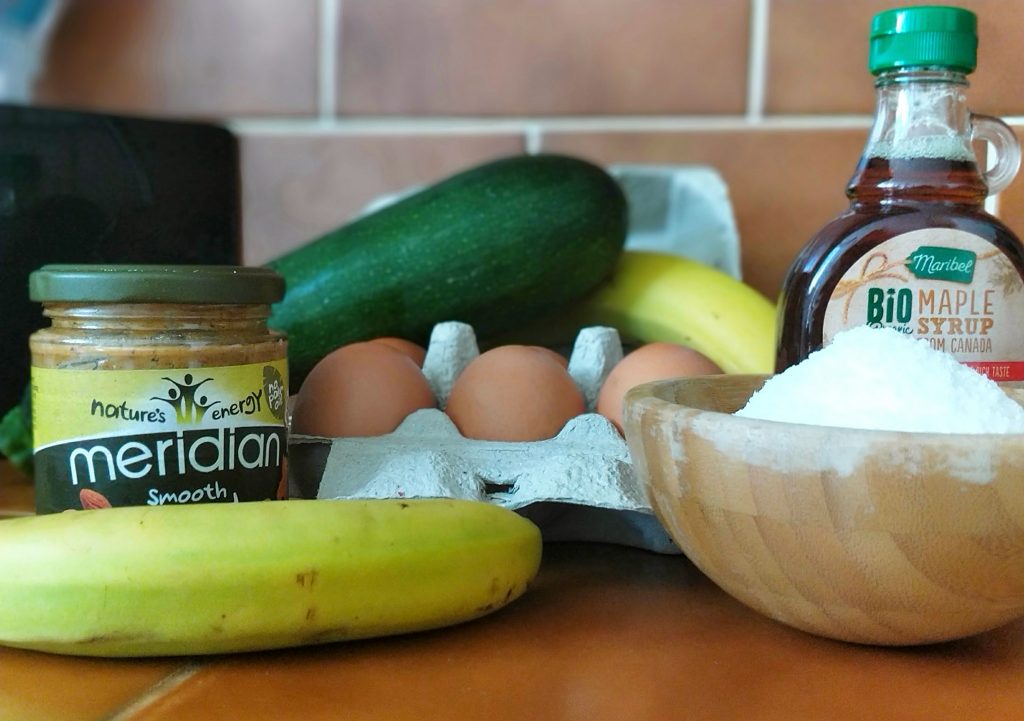 Ingredience na Vuketové paleo lívanečky v podobě banánu, mandlového másla a BIO javorového sirupu