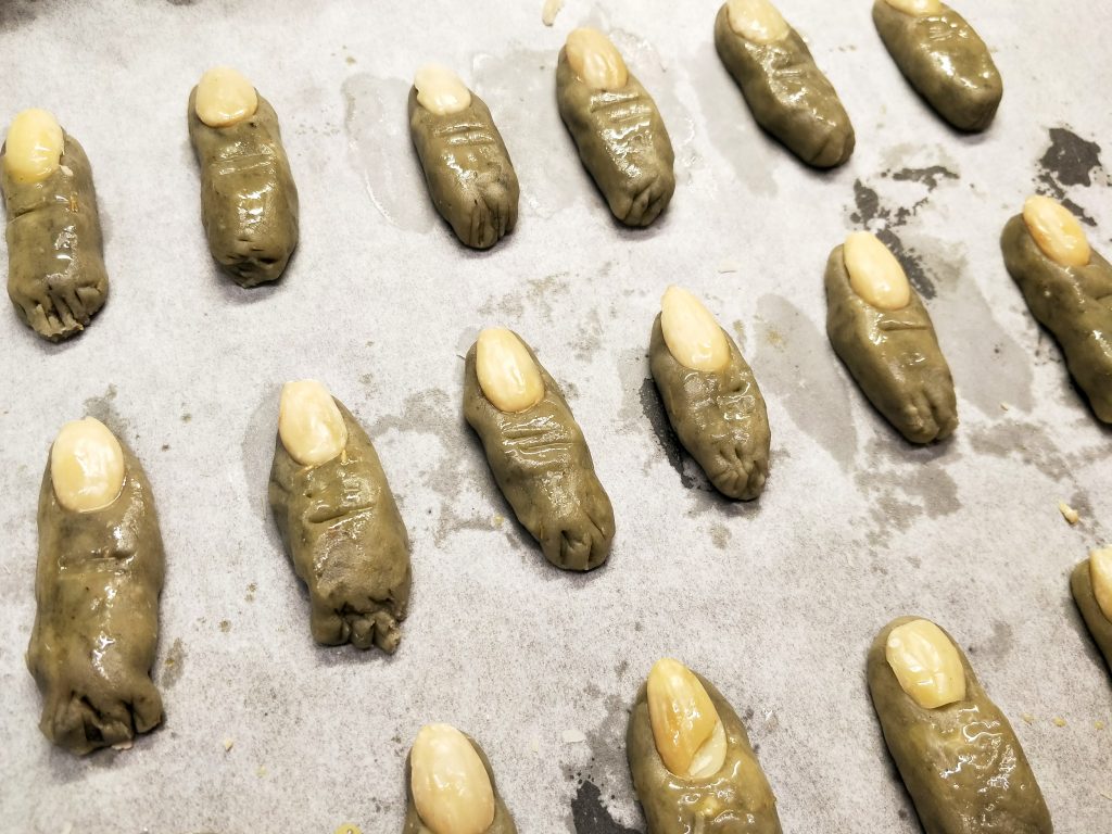 Sušenky ve tvaru useknutých prstů před pečením