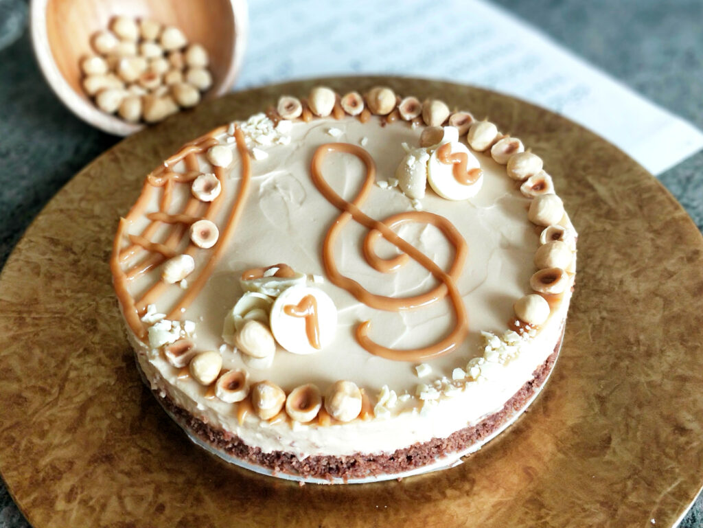 Karamelový cheesecake s lískovými ořechy